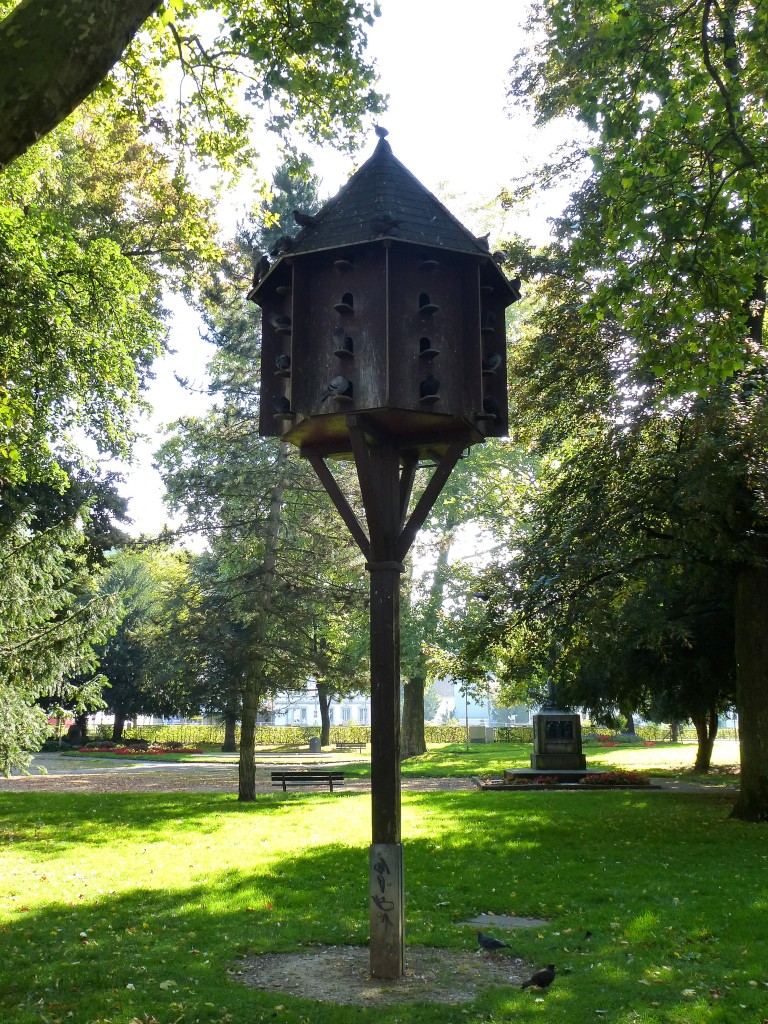 Taubenhaus, bewohnt, in einem Park in Lrrach, Sept.2014