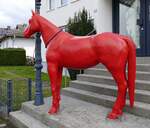 Freiburg, das Rote Pferd steht vor einer Werbeargentur im Stadteil St.Georgen, März 2025
