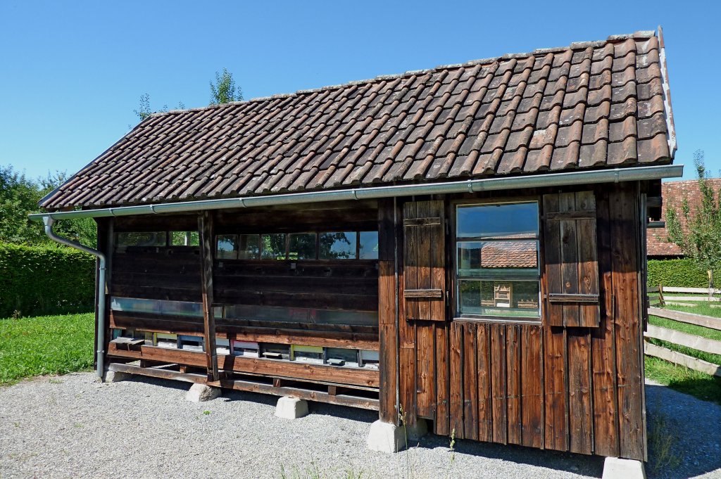 Bienenhaus von 1940, steht seit 1992 im Museumsdorf Krnbach, Aug.2012