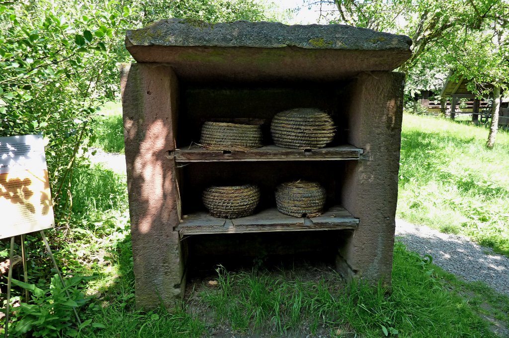 historischer Bienenfreistand mit Bienenkrben, gesehen im Freilichtmuseum Vogtsbauerhof im Schwarzwald, Juli 2012
