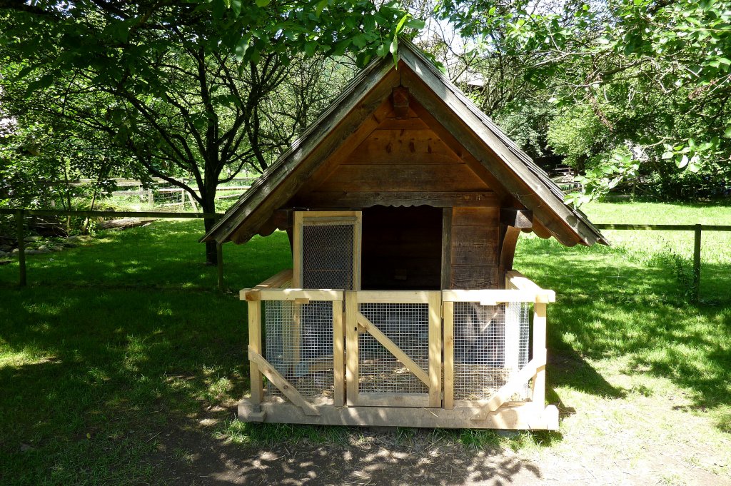 Kaninchenstall mit Auslauf, steht im Freilichtmuseum Vogtsbauernhof im Schwarzwald, Juli 2012