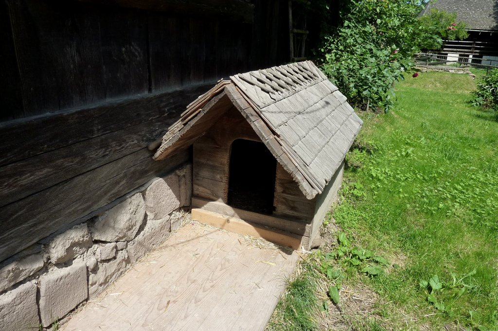 solche Hundhtten gab es frher auf jedem Bauerhof, gesehen im Freilichtmuseum Vogtsbauerhof im Schwarzwald, Juli 2012