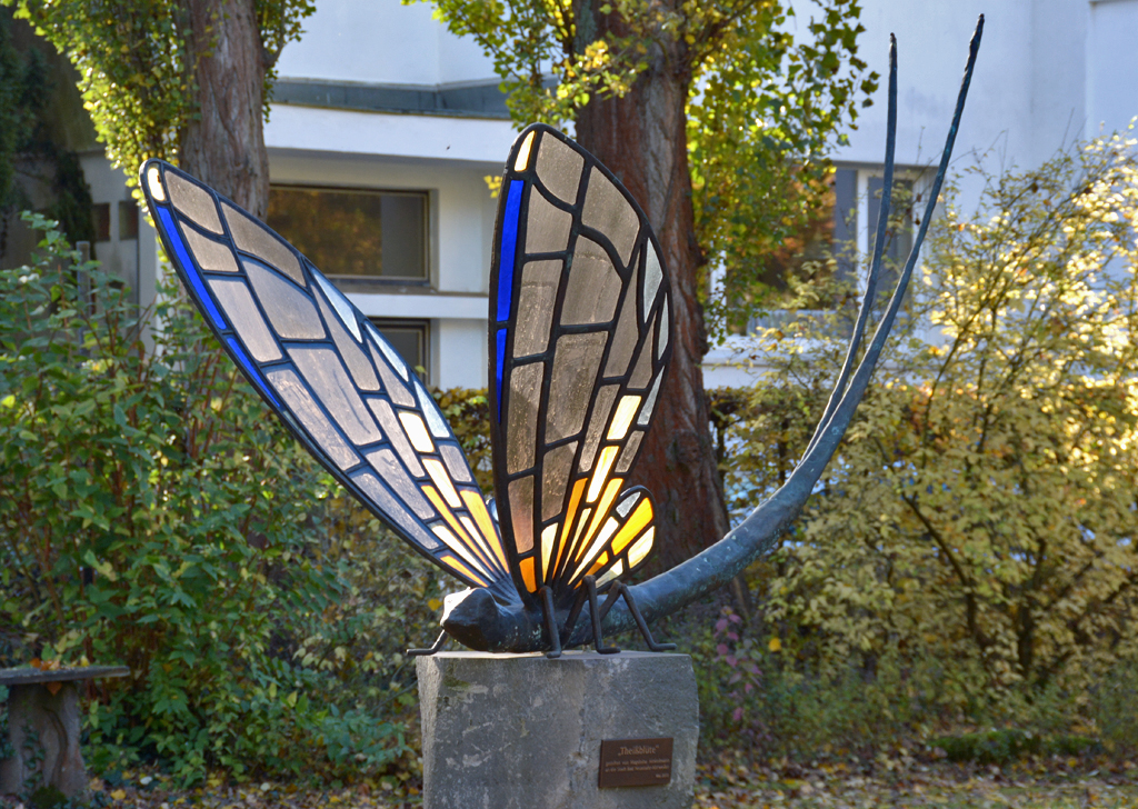 Denkmal fr die  Thei-Eintagsfliege  im Kurpark von Bad Neuenahr. Diese Art kommt hauptschlich in West-Ungarn vor. 30.10.2016