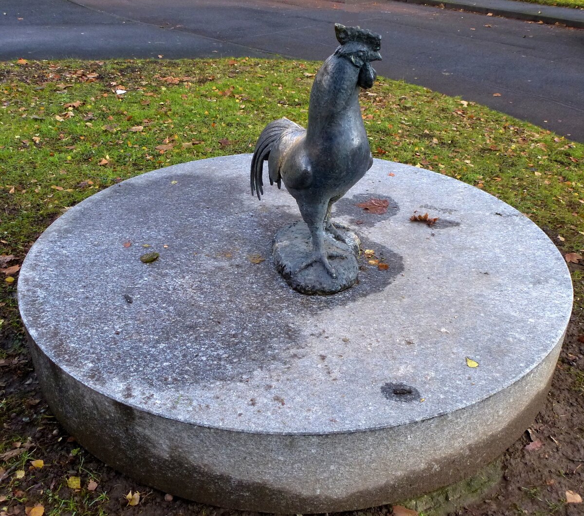 der  Gockel , der Bronzegu steht im Freiburger Stadtteil Lehen, Dez.2013