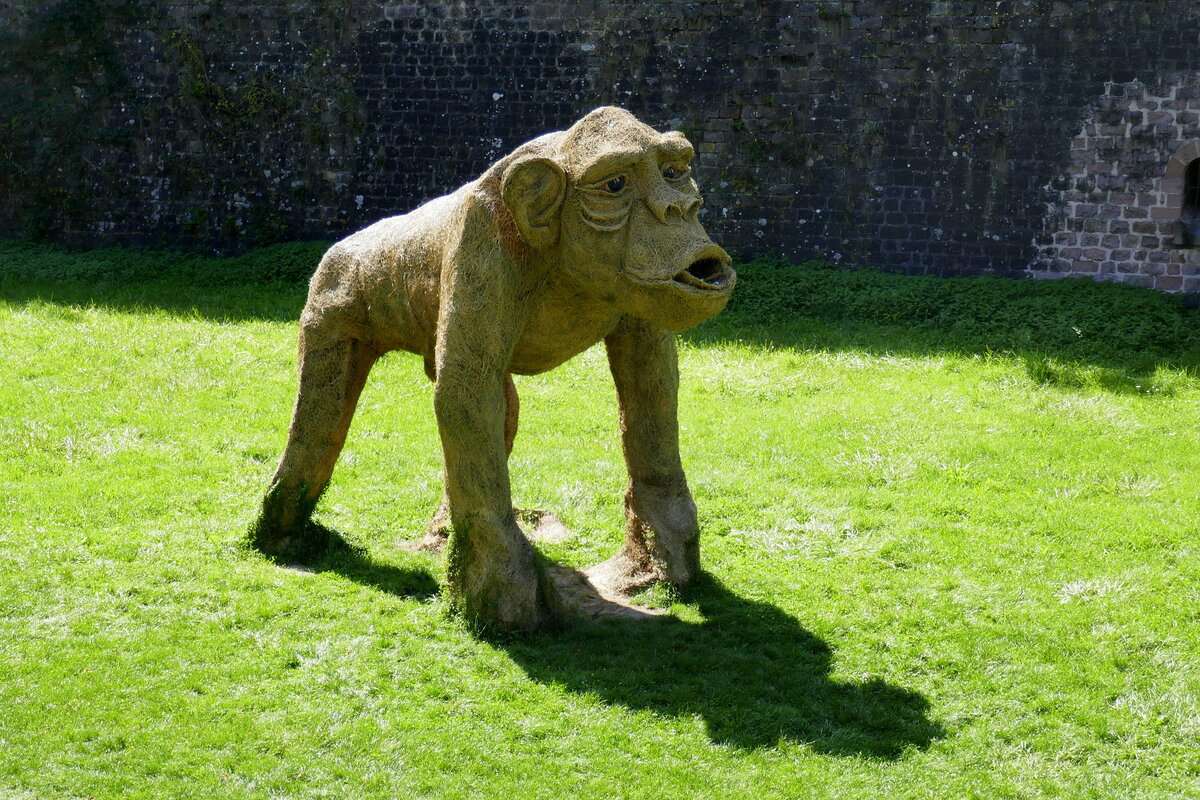 Ein Affe steht im Festungsgraben von Neubreisach (Neuf-Brisach) im Elsa, Sept.2025