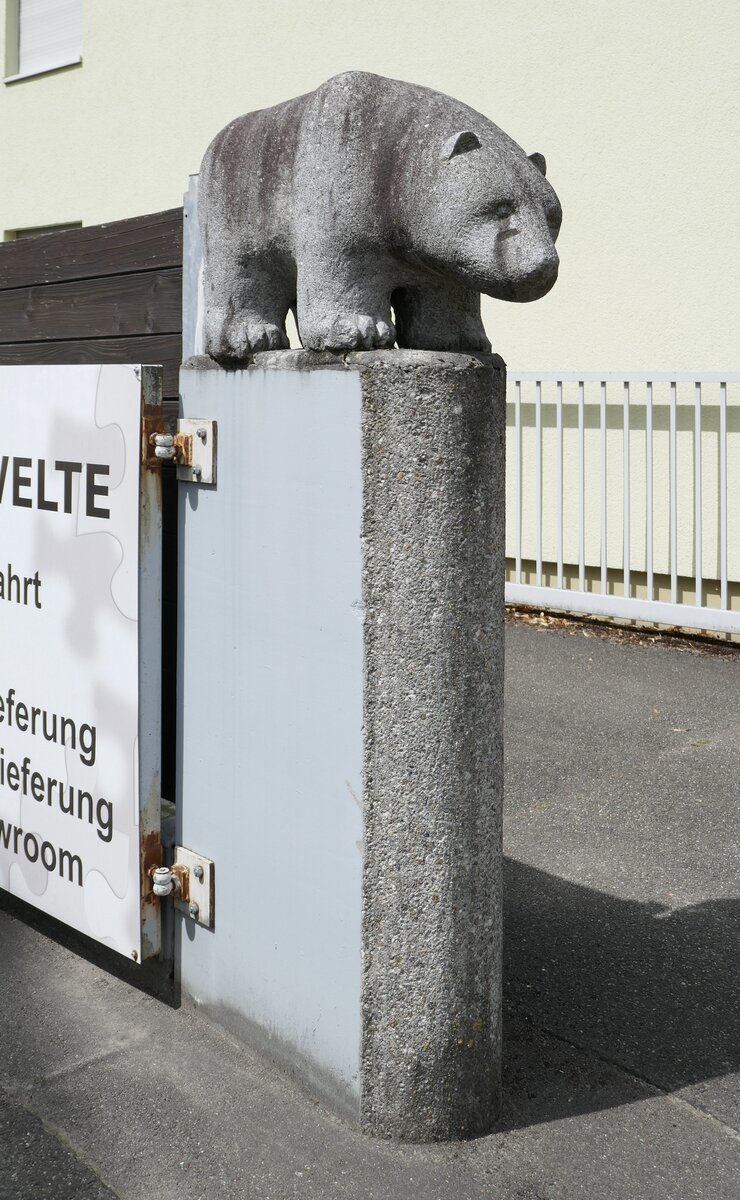 Freiburg, der  Bär  steht in einer Hofeinfahrt im Stadtteil Littenweiler, Juli 2023