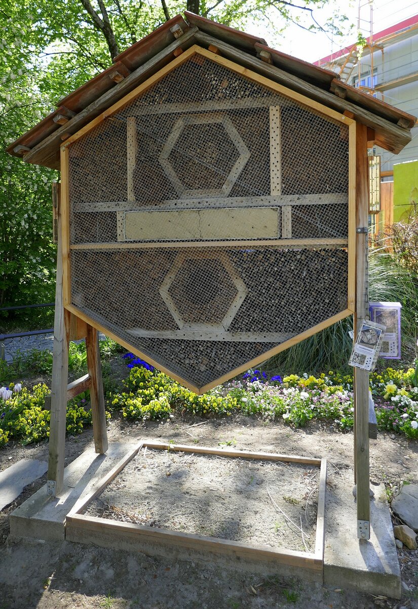 Freiburg, das große Insektenhotel steht im Botanischen Garten, April 2022