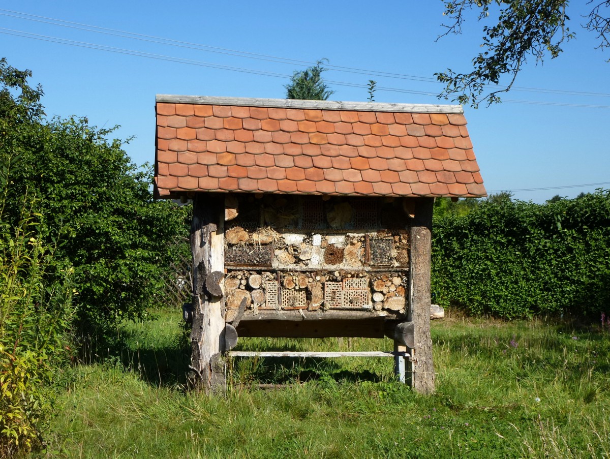 groes und schnes Insektenhotel bei Gundelfingen, aufgestellt vom Schwarzwaldverein, Sept.2013