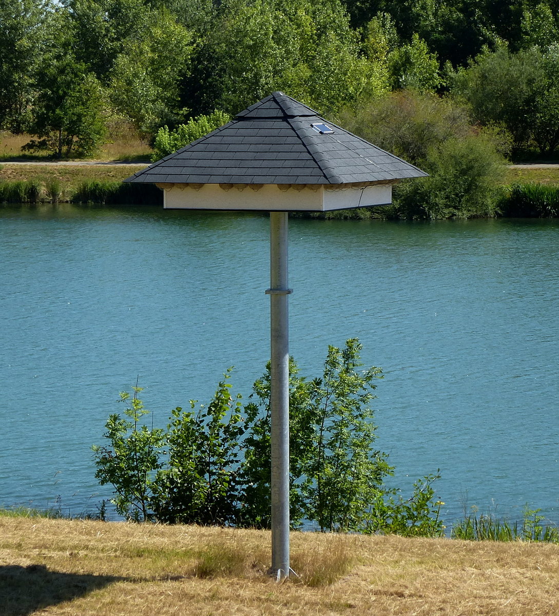 künstliche Schwalbennester, aufgestellt am Rhein-Rhone-Kanal bei Niffer/Oberelsaß, Juli 2018