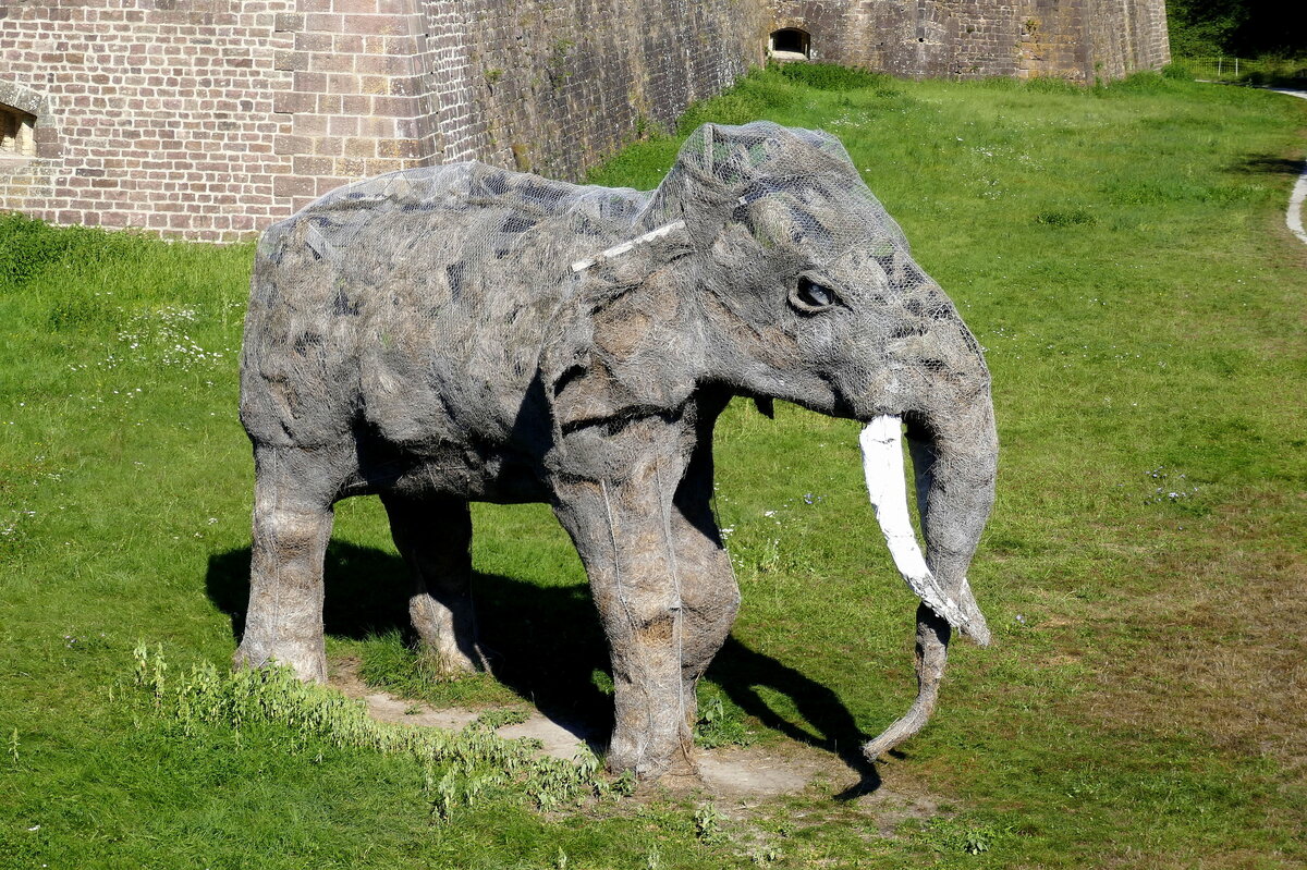 Neubreisach am Rhein (Neuf Brisach), der Elefant steht im Festungsgraben der Stadt, Aug.2023