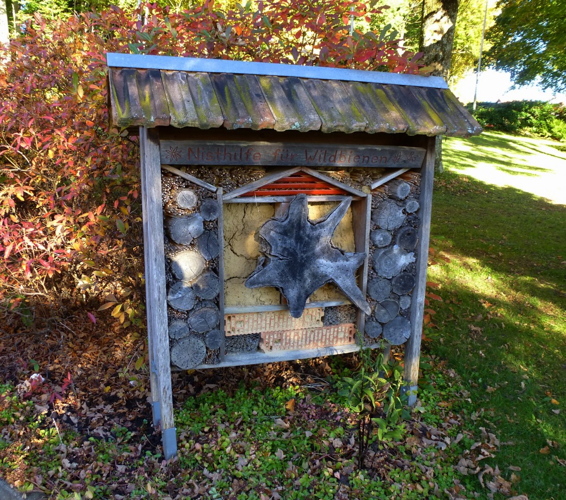 Nisthilfe fr Wildbienen, steht am Kurhaus in Freiamt/Schwarzwald, Okt.2013