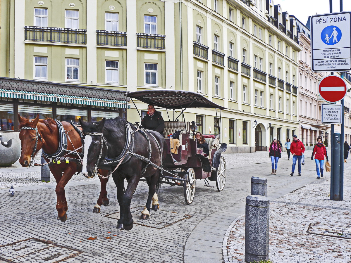 Pferdekutsche in Karlsbad am 22. Februar 2019 in der Fußgängerzone.