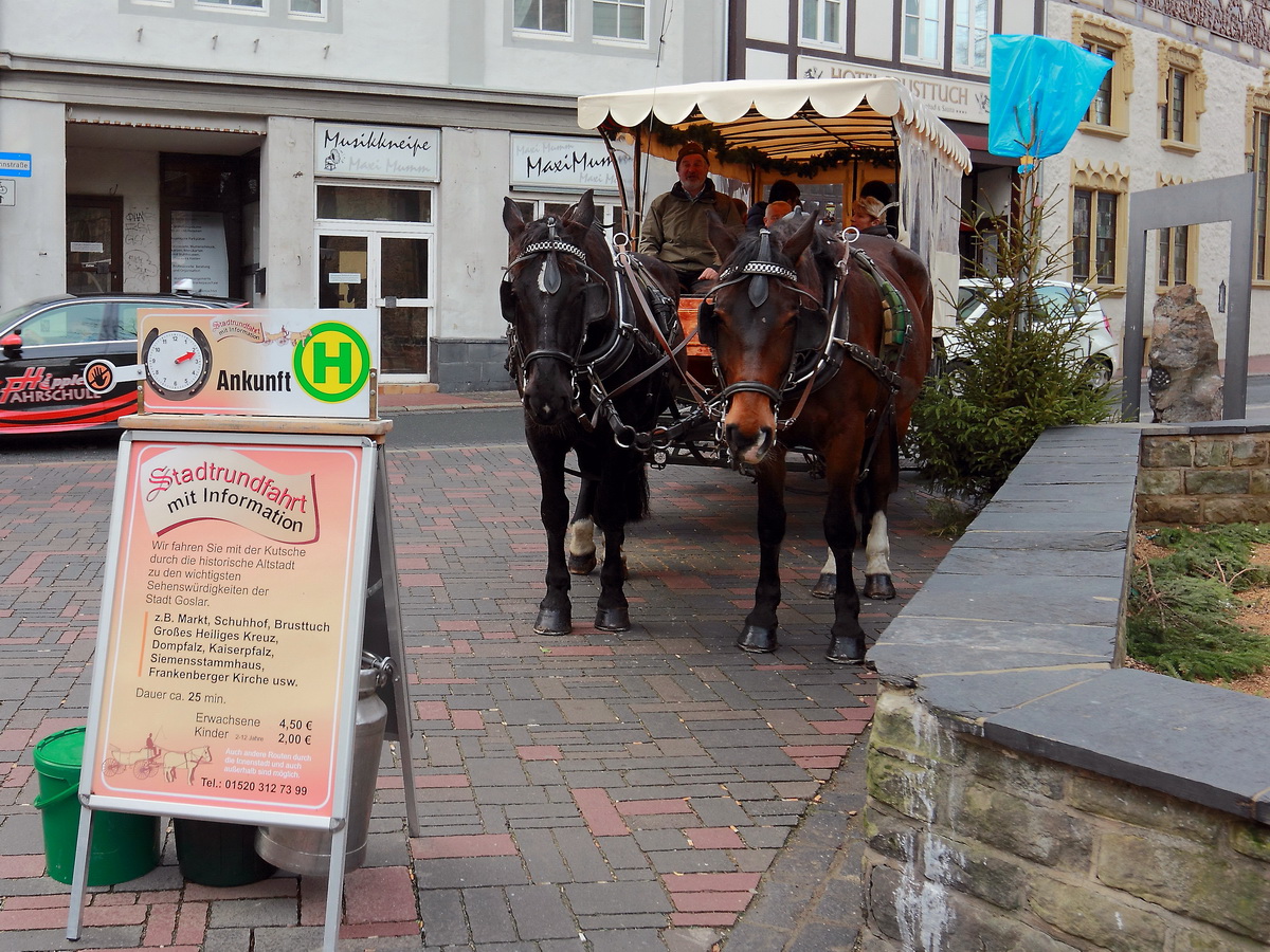 Stadtrundfahrts-Kutsche vor dem  Hotel Brusttuch in Goslar im Hoher Weg am 22. Dezember 2015.