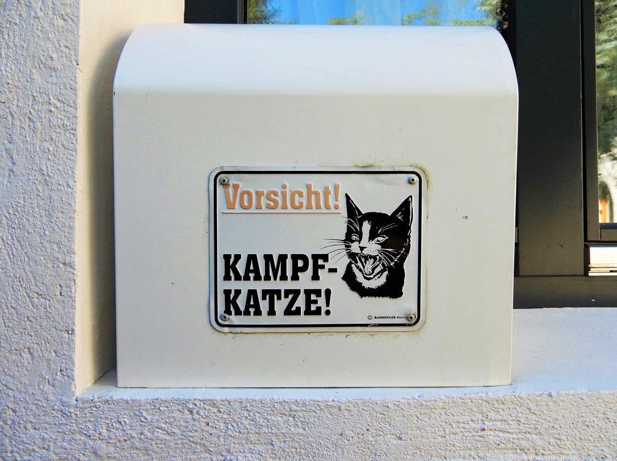 Vorsicht! Kampfkatze! Lustiger Briefkasten, gesehen in Susch, Unterengadin, Schweiz, am Freitag 13. September 2019

