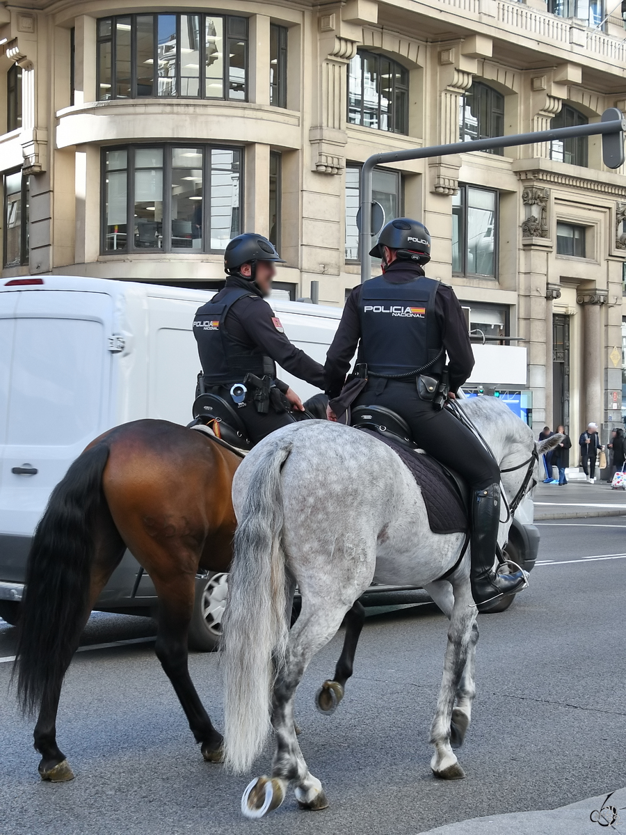 Zwei gut gelaunte Polizisten waren Anfang November 2022 hoch zu Ross auf der Madrider Prachtstrae Gran Va unterwegs.
