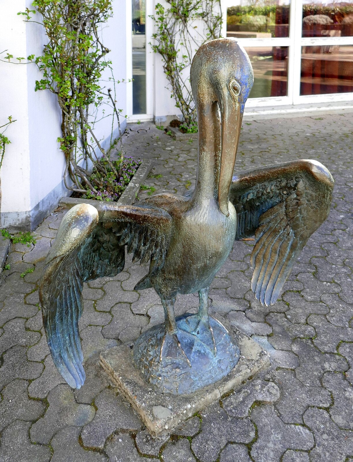 Freiburg-Mooswald, an der Markuskirche steht der  Groe Pelikan  aus Bronze, von Christine Gerstel-Neubert, Mrz 2023