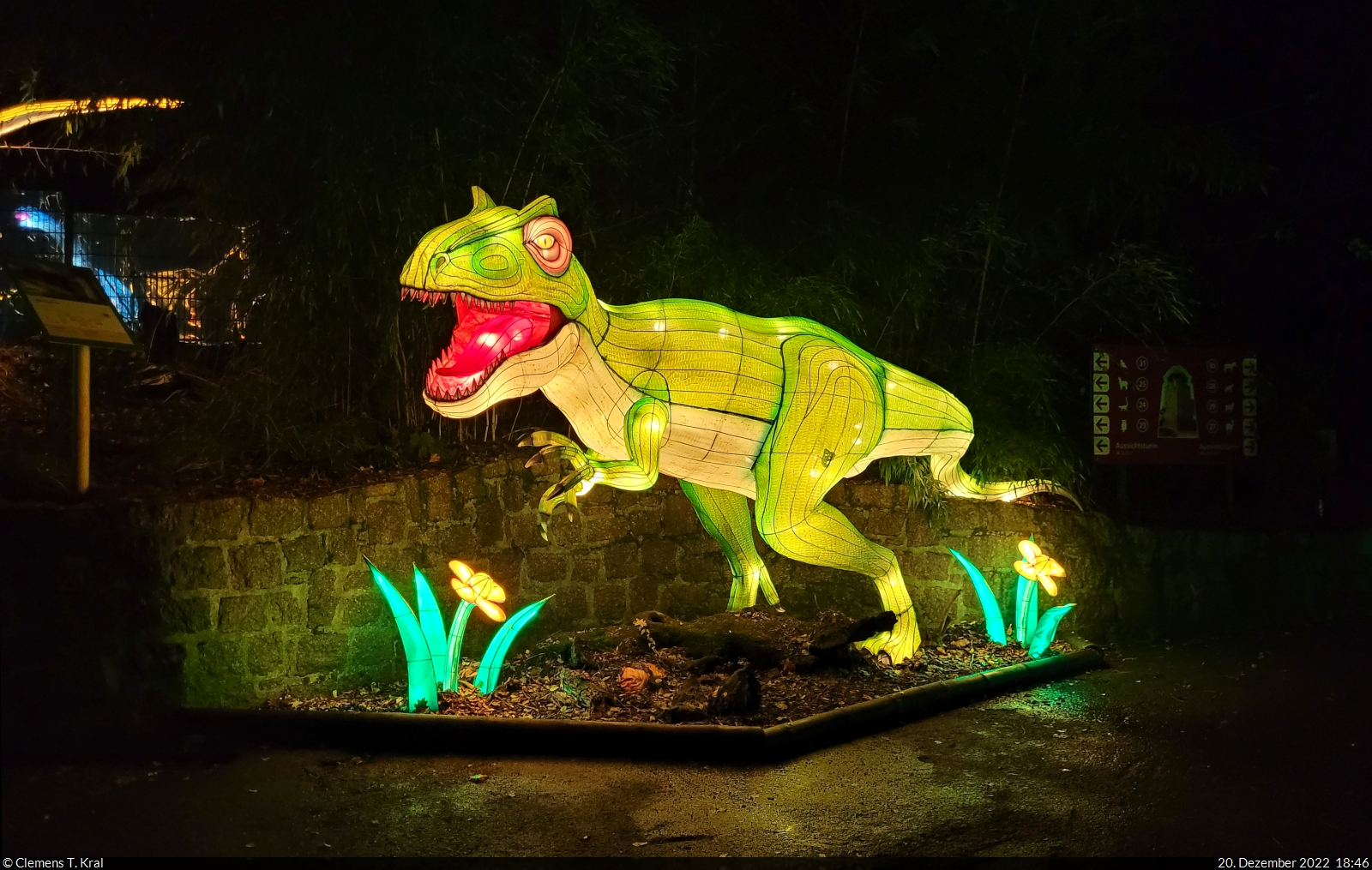 Magische Lichterwelten im Bergzoo Halle (Saale) (4)

Auch entlang der Wege des Zoos waren Kunstwerke wie dieser Dinosaurier ausgestellt.

🕓 20.12.2022 | 18:46 Uhr
