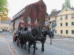 Stadtrundfahrts-Kutsche vor dem  Hababusch Haus und Donndorf-Brunnen in Weimar am 23.