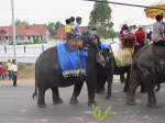 Im Jahr 2008 ist eine  Prozession  mit mehreren asiatischen Elefanten unterwegs zum Tempel um dort eine Geldspende zur Erweiterung des Tempels zu bergeben.