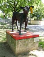 Freiburg, das  Badische Saugkalb  von Astrid Hohorst wurde 2009 im Stadtteil Wiehre aufgestellt, Juli 2023