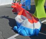 Eine Kuh als Sitzbank beim  Bauernhof in der Stadt  auf einem Teil vom Parking Glacis in Luxemburg.