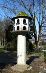 das zur Zeit unbewohnte Taubenhaus steht im Freiburger Stadtgarten, Feb.2013