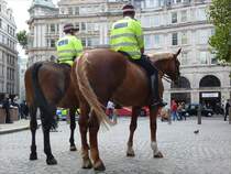 Berittene Polizei auf dem Platz vor der St Paul's Cathedral, London. Die Aufnahme vom 10.10.2011 erfolgte mit Genehmigung der beiden Police Officers.