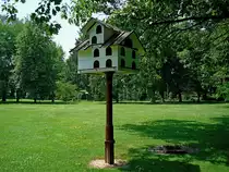 Bad Krozingen, Taubenhaus im Kurpark, fr�her mit wei�en Pfautauben besetzt, heute leider leerstehend, Juni 2008