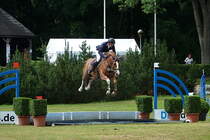 Vom 21.-24.6.2012 war die LG Reiten wieder Veranstalter des reitsportlichen Highlights im Berliner Olympia-Reiterstadion. 47 Wettbewerbe in Dressur und Springen standen auf dem Programm. Von der Einsteigerklasse bis zum Spitzensport mit internationaler Beteiligung war alles in Berlin vertreten. Bundeschampionatsqualifikationen Dressur und Springen, Derby-Parcours und S***-Springen, spannender Sport war garantiert. Im Bild fliegen Pferd und Reiter ber das Hinderniss  Wassergraben . Foto:24.06.2012