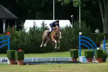 Vom 21.-24.6.2012 war die LG Reiten wieder Veranstalter des reitsportlichen Highlights im Berliner Olympia-Reiterstadion. 47 Wettbewerbe in Dressur und Springen standen auf dem Programm. Von der Einsteigerklasse bis zum Spitzensport mit internationaler Beteiligung war alles in Berlin vertreten. Bundeschampionatsqualifikationen Dressur und Springen, Derby-Parcours und S***-Springen, spannender Sport war garantiert. Im Bild fliegen Pferd und Reiter �ber das Hinderniss  Wassergraben . Foto:24.06.2012