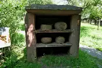 historischer Bienenfreistand mit Bienenk�rben, gesehen im Freilichtmuseum Vogtsbauerhof im Schwarzwald, Juli 2012