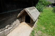 solche Hundhtten gab es frher auf jedem Bauerhof, gesehen im Freilichtmuseum Vogtsbauerhof im Schwarzwald, Juli 2012