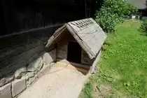 solche Hundh�tten gab es fr�her auf jedem Bauerhof, gesehen im Freilichtmuseum Vogtsbauerhof im Schwarzwald, Juli 2012