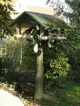 Futterhaus f�r unsere gefiederten kleinen Freunde,auf lebendem E�kastanienstamm in Vennikel.September 2011.