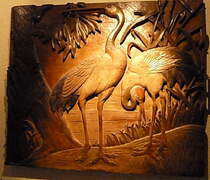 Die in meinen Bildern #13809, #13810 und #13811 von einigen Besuchern zur Zeit noch empfundene khle Sachlichkeit des neuen Vogelhauses im Zoologischen Garten Berlin findet ein Gegenstck in der alten Fasanerie gegenber dem Neubau. Dort finden sich an den Wnden wunderschne groflchige alte Holzschnitzereien mit Vogelmotiven. Hier Flamingos. Zoologischer Garten Berlin, Alte Fasanerie, im Mai 2013    