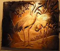 Die in meinen Bildern #13809, #13810 und #13811 von einigen Besuchern zur Zeit noch empfundene k�hle Sachlichkeit des neuen Vogelhauses im Zoologischen Garten Berlin findet ein Gegenst�ck in der alten Fasanerie gegen�ber dem Neubau. Dort finden sich an den W�nden wundersch�ne gro�fl�chige alte Holzschnitzereien mit Vogelmotiven. Hier Flamingos. Zoologischer Garten Berlin, Alte Fasanerie, im Mai 2013    