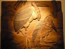 Die in meinen Bildern #13809, #13810 und #13811 von einigen Besuchern zur Zeit noch empfundene khle Sachlichkeit des neuen Vogelhauses im Zoologischen Garten Berlin findet ein Gegenstck in der alten Fasanerie gegenber dem Neubau. Dort finden sich an den Wnden wunderschne groflchige alte Holzschnitzereien mit Vogelmotiven. Hier Marabus. Zoologischer Garten Berlin, Alte Fasanerie, im Mai 2013    