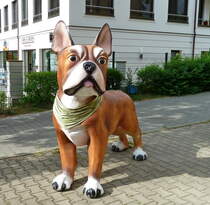 Der beit nicht, der will nur posen. Toller Blickfang vor einem Fachgeschft fr Tierbedarf in Berlin-Zehlendorf. Foto:22.05.2015