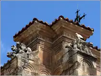Ein mond�nes Domizil haben sich diese St�rche auf dem Turm des Colegio del Arzobispo Fonseca in der Altstadt von Salamanca ausgesucht. 05.05.2015