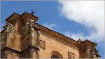 Ein mond�nes Domizil haben sich diese St�rche auf dem Turm des Colegio del Arzobispo Fonseca in der Altstadt von Salamanca ausgesucht. 05.05.2015