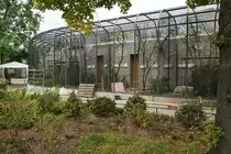 Zur Zeit werden am Vogelhaus die Au�en-Volieren vervollst�ndigt. Fertig gestellt werden sie einen sehr realistischen Freiflugraum f�r die gefiederten Bewohner bieten. Die Illusion der Naturn�he wird von den Handwerkern spektakul�r umgesetzt. Die Au�en-Volieren, die sich um das gesamte Vogelhaus gruppieren, werden mit Hilfe diverser Materialien (Stahlger�ste aus Stabmaterial, Gewebematten, Styropor, Wurzeln, Astwerk) ausgestattet. Spritzbeton und ein abschlie�ender geschickter Farbauftrag vervollst�ndigen das Werk. Foto:17.09.2015; Zoologischer Garten Berlin 