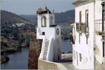 Dieser Turm in Mertola oberhalb des Guadiana scheint bei den Strchen ein beliebter Nistplatz zu sein. Scan eines Fotos vom Ende der 1990er Jahre.