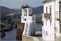 Dieser Turm in Mertola oberhalb des Guadiana scheint bei den St�rchen ein beliebter Nistplatz zu sein. Scan eines Fotos vom Ende der 1990er Jahre.