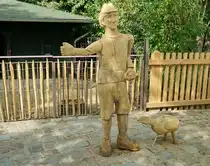 P�nktlich zum Beginn der Sommerferien ist der Streichelzoo im Zoologischen Garten Berlin nach grundlegender Renovierung unter dem Motto  Hans im Gl�ck  wieder ge�ffnet worden. Wenn die  lieben Kleinen  nach Hans im Gl�ck fragen und man nicht  im Regen  stehen will, hier der Link zum M�rchen der Br�der Grimm: https://de.wikipedia.org/wiki/Hans_im_Gl�ck. Im Foto eine lebensgro�e Holzfigur von Hans mit einer Gans. Diese hatte die M�rchenfigur gerade gegen ein Schwein getauscht. Und die Gans tauschte Hans dann gegen einen Schleifstein und einen normalen Stein. Fortsetzung in meinem Bild#18300...
Foto: Zoologischer Garten Berlin, 26.06.2016