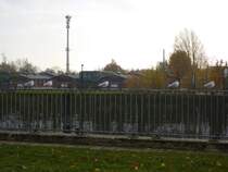 5 Mwen sitzen aufem Gelnder und schauen alle richtung S-Bahnhof. Aufgenommen in Hamburg Veddel