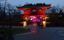 Eingang zum Panda Garden, der neuen Heimat der beiden Berliner Pandabren, in einer Nachtaufnahme. Die Pandas haben jetzt die Mglichkeit (wenn sie Lust haben...) ihr Freigehege von 9 Uhr bis 15 Uhr zu erkunden. Ansonsten sieht man sie whrend der Besuchszeiten in ihrem Gehege hinter Glasscheiben. Foto:13.12.2017