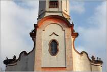 Etliche Storchennester sind an der Kirche St. Martin in Riegel am Kaiserstuhl zu sehen. Sogar im Winter, wie hier am 21.02.2018, sind die meisten Nester schon belegt.