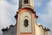Etliche Storchennester sind an der Kirche St. Martin in Riegel am Kaiserstuhl zu sehen. Sogar im Winter, wie hier am 21.02.2018, sind die meisten Nester schon belegt.