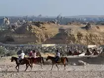 Hoch zu Ross vorbei an den Steinbruch-Friedhof der Nekropole von Gizeh. (Dezenber 2018)