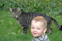 Nachbarskind Tommy mit Kater  Whisky  im Garten - Foto vom 18.09.2009